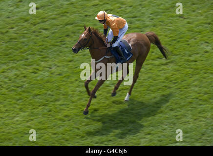 Courses hippiques - Festival de Derby d'Investec - Journée de Derby d'Investec - Hippodrome d'Epsom Downs.Premio Loco monté par George Baker Banque D'Images