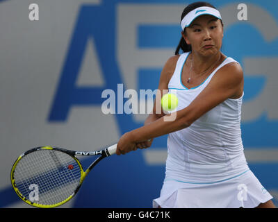 Shuai Peng de Chine en action contre Marina Erakovic de Nouvelle-Zélande pendant le cinquième jour de l'AEGON Classic au Edgbaston Priory Club, Birmingham. Banque D'Images