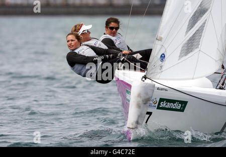 L'équipe de course de Lucy et Kate MacGregor en Grande-Bretagne avec Annie Lush pendant la cinquième journée de la Skandia Sail pour la régate d'or à Weymouth, Dorset. Banque D'Images