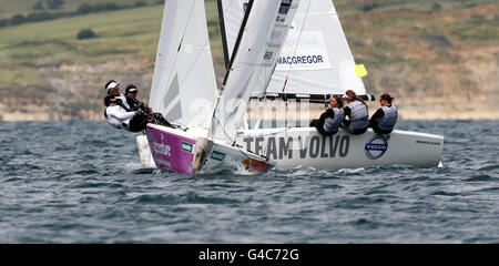 Aux États-Unis, l'équipe de course de Sally Berkow, Elizabeth Kratizig-Burnham et Alana O'Reilly dirigent Lucy et Kate MacGregor en Grande-Bretagne avec Annie Lush pendant la cinquième journée de la voile Skandia pour la régate d'or à Weymouth, Dorset. Banque D'Images