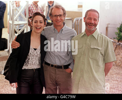 Réalisateur Ken Loach (C) avec les acteurs Louise Goodall et Peter Mullan lors d'une séance photo pour leur dernier film, mon nom est Joe, sur le toit du Palais des Festivals à Cannes, en France, lors du 51e Festival de Cannes. Banque D'Images