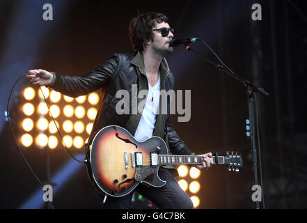 Liam Fray des Courteeners se produit sur la scène principale pendant la première journée du festival de l'île de Wight. Banque D'Images