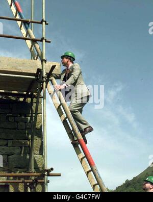 Le Prince de Galles grimpe une échelle pour regarder le travail de restauration de la grange dans le village de Muker Swaledale dans aujourd'hui (vendredi). Photo John Giles/PA*EDI* Banque D'Images