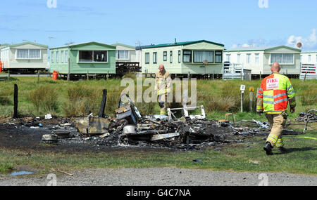 Une vue générale de la scène au parc de caravanes Sunny Sands à Talybont, près de Barmouth, Gwynedd, après la mort d'un père et d'un fils et une jeune fille de deux ans grièvement blessée dans un incendie de caravane. Banque D'Images