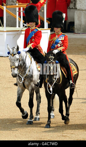 Le duc de Cambridge (à gauche) et le prince de Galles (à droite) suivent la calèche de la reine Elizabeth II pendant qu'elle inspecte les gardes sur le défilé, lors de la cérémonie annuelle Trooping the Color, à Horse Guards Parade, dans le centre de Westminster à Londres Banque D'Images