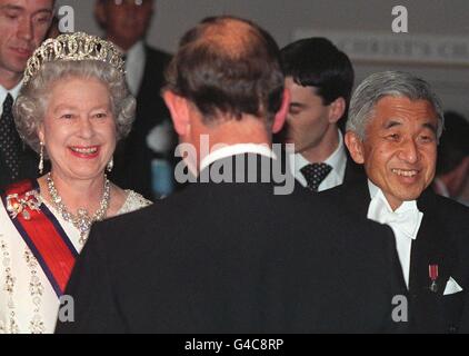 L'empereur du Japon Akihito et la reine, soupirent à la table du Prince de Galles (retour à la caméra), lors d'un banquet organisé par l'empereur au Victoria and Albert Museum de Londres, ce soir (jeudi). L'empereur Akihito et l'impératrice Michiko sont actuellement en visite d'État de quatre jours en Grande-Bretagne. Photo AP ROTA Banque D'Images