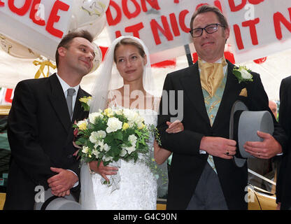 Estelle Skornick, qui joue « Nicole » dans la série à succès de Renault Clio adverts, se tient bras-à-bras avec le duo comique Vic Reeves (à droite) et Bob Mortimer qui ont été dévoilés à un photocall à Londres aujourd'hui (jeudi) comme les stars mystères de la dernière publicité de la compagnie automobile qui se concentre sur son mariage. Les téléspectateurs doivent attendre demain soir pour savoir qui, si l'un ou l'autre, a volé son coeur. Voir PA Story TRANSPORT Nicole. Photo de Neil Munns/PA Banque D'Images