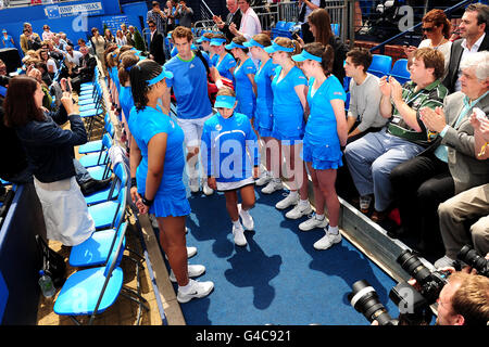 Tennis - Championnats AEGON 2011 - huitième jour - le Queen's Club.Andy Murray, de la Grande-Bretagne, part avant la finale contre JO-Wilfried Tsonga Banque D'Images