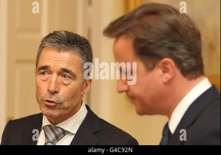 Le Premier ministre David Cameron (à droite) et le secrétaire général de l'OTAN Anders Fogh Rasmussen ont fait une déclaration au 10 Downing Street, à Westminster (Londres). Banque D'Images