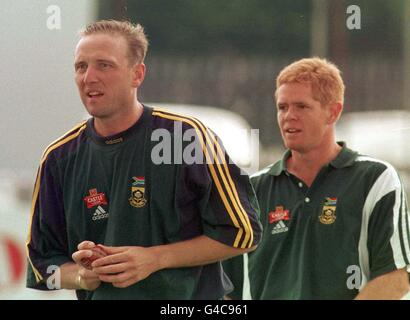 Deux des stars du bowling d'Afrique du Sud, Allan Donald (à gauche) et Shaun Pollock, à Bristol aujourd'hui (vendredi), mais aucun des deux ne joue dans le match touristique de quatre jours contre Gloucestershire.Photo Barry Batchelor/PA. Banque D'Images