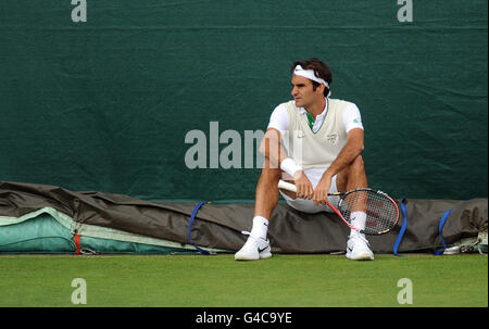 Tennis - Championnats de Wimbledon 2011 - Aperçu deuxième jour - le club de tennis et de croquet gazon de toute l'Angleterre.Roger Federer de Suisse pendant la journée d'entraînement pour les championnats de Wimbledon 2011 au All England Lawn tennis Club, Wimbledon. Banque D'Images