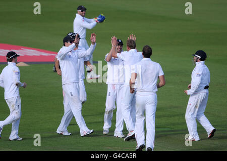 Stuart Broad d'Angleterre célèbre avec James Anderson après avoir pris le Le cricket de Mahèle Jayawardene, au Sri Lanka Banque D'Images