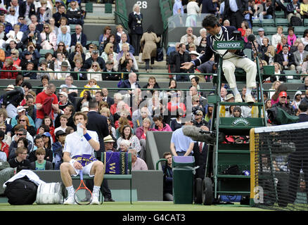 Le juge-arbitre Carlos Ramos s'entretient avec Andy Murray, en Grande-Bretagne, lors du troisième jour des Championnats de Wimbledon 2011 au All England Lawn tennis and Croquet Club, Wimbledon. Banque D'Images