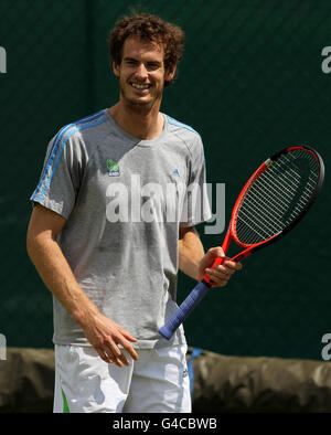 Tennis - Championnats de Wimbledon 2011 - quatrième jour - le club de tennis et de croquet de pelouse de toute l'Angleterre.Andy Murray, de la Grande-Bretagne, sur les terrains d'entraînement pendant le quatrième jour des championnats de Wimbledon 2011 au All England Lawn tennis. Banque D'Images