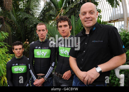 Team Sky's (à partir de la gauche) Ben Swift, Bradley Wiggins, Geraint Thomas et le directeur général David Brailsford lors de la séance photo Team Sky pour les coureurs britanniques sélectionnés pour le Tour de France au Kew Royal Botanic Gardens à Londres. Banque D'Images