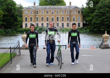 Team Sky's (de gauche à droite) Geraint Thomas, Bradley Wiggins et Ben Swift lors de la séance photo Team Sky pour les coureurs britanniques sélectionnés pour le Tour de France aux jardins botaniques de Kew Royal à Londres. Banque D'Images