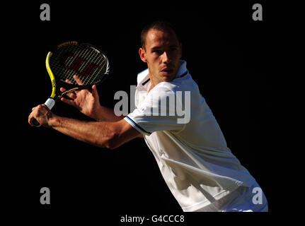 Michael Llodra, en France, est en action lors de son match contre Yen Hsun lu de Taïwan, le sixième jour des Championnats de Wimbledon 2011 au All England Lawn tennis and Croquet Club, Wimbledon. Banque D'Images