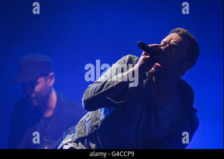 Chris Martin de Coldplay se produit au Glastonbury Music Festival qui a lieu à la ferme de la ville de Pilton. Banque D'Images