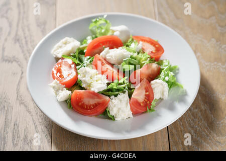 Lumière d'été avec salade de tomates, mozzarella et roquette Banque D'Images