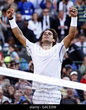 Tennis - Championnats de Wimbledon 2011 - neuvième jour - le club de tennis et de croquet de pelouse de toute l'Angleterre.Rafael Nadal, en Espagne, célèbre la victoire contre le Mardy Fish des États-Unis dans leur match de finale Banque D'Images