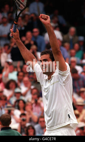 Pete Sampras célèbre après avoir remporté la finale masculine à Wimbledon aujourd'hui (dimanche) contre Goran Ivanisevic, prenant le match 6-7,7-6,6-4,3-6,6-2. (Photo Fiona Hanson/PA) Banque D'Images