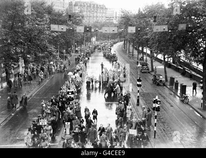 Des foules descendent le Mall à Londres, en suivant le Coronation de la reine Elizabeth II Banque D'Images