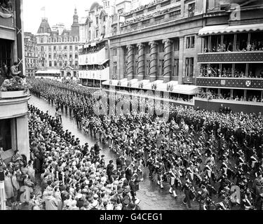 Un groupe de tuyaux massés, comprenant des régiments écossais, des régiments indiens et une brigade de Gurkhas dans la procession du couronnement au retour de l'abbaye de Westminster au palais de Buckingham après le couronnement de la reine Elizabeth II Banque D'Images