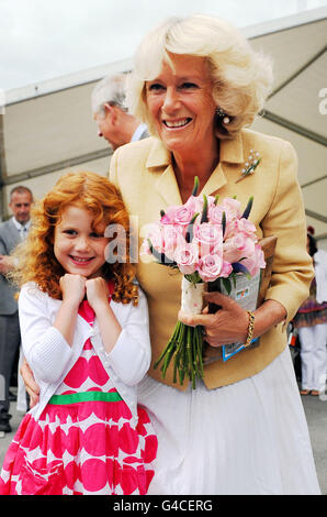 La duchesse de Cornwall se tient avec Betan Evans, 5 ans, qui a présenté une posy à la duchesse à la gare de Llandovery que la duchesse et le prince de Galles ont officiellement ouvert après sa rénovation. Banque D'Images