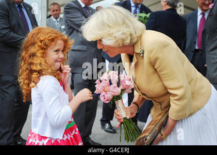 La duchesse de Cornwall s'entretient avec Betan Evans, 5 ans, qui a présenté une position positive à la duchesse à la gare de Llandovery que la duchesse et le prince de Galles ont officiellement ouverte après sa rénovation. Banque D'Images