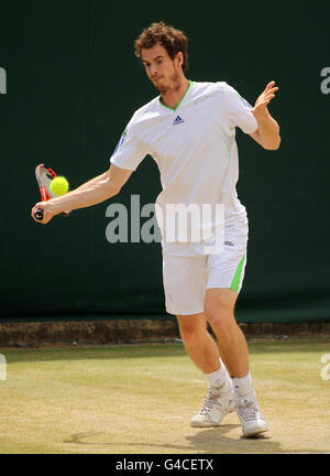 Andy Murray, en Grande-Bretagne, pratique sur le court 17 le dixième jour des Championnats de Wimbledon 2011 au All England Lawn tennis and Croquet Club, Wimbledon. Banque D'Images