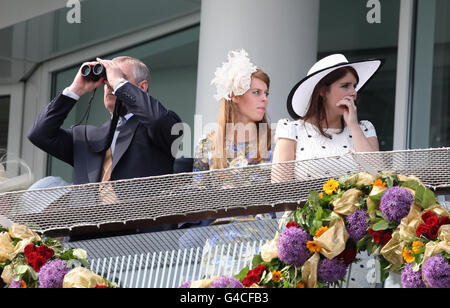 Le duc de York (à gauche) avec ses filles la princesse Beatrice (Centre) et Eugénie dans les stands de l'hippodrome d'Epsom Downs Banque D'Images