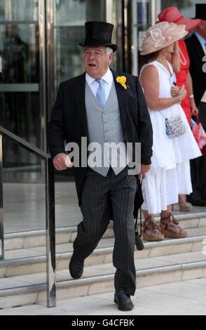 Courses hippiques - Festival de Derby d'Investec - Journée de Derby d'Investec - Hippodrome d'Epsom Downs.Sir Michael Sroute, entraîneur de course, entre dans l'anneau du défilé Banque D'Images