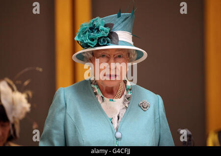 La reine Elizabeth II fait un discours à l'intérieur de la Siambr (Chambre) alors qu'elle assiste à l'ouverture de la quatrième session de l'Assemblée nationale du pays de Galles au Senedd, dans la baie de Cardiff, au pays de Galles. Banque D'Images