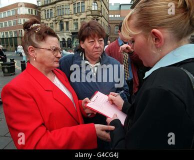 Eileen Corrigan (à gauche) et June Richardson, dont les enfants ont été assassinés par Mary Bell, 11 ans, en 1968, obtiennent des signatures pour protester contre la publication de « cris inentendus » par Gitta Sereny lors du rassemblement à Newcastle upon Tyne aujourd'hui (samedi).Voir PA Story POLITICS Bell.Photo de Tom Buist/PA Banque D'Images