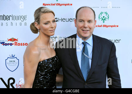 Courses automobiles - Championnat du monde de Formule 1 2011 - Grand Prix de Monaco - Amber Lounge Fashion Show - Monte Carlo.Le Prince Albert II de Monaco et sa petite amie Charlene Wittstock (à gauche) arrivent au salon Amber Fashion Show Banque D'Images