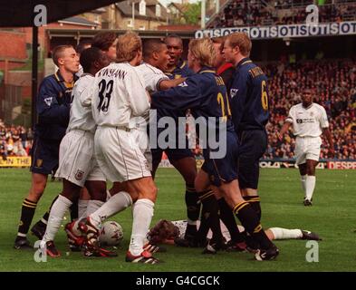 Allan Nielsen, de Tottenham Hotspur, se trouve derrière une foule de joueurs après que Ben Thatcher (au centre à droite, n°6) s'attaque à Nielsen.Thatcher a été envoyé pour cette attaque et le match s’est terminé avec une victoire de 2-6 pour Spurs.Photo de Tom Hevezi/PA Banque D'Images