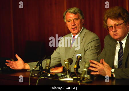 PA NEWS PHOTO : 24/5/90 : BOBBY ROBSON, DIRECTEUR DE L'ÉQUIPE DE FOOTBALL D'ANGLETERRE (À GAUCHE), AVEC GRAHAM KELLY, DIRECTEUR GÉNÉRAL DE L'ASSOCIATION DU FOOTBALL, LORS D'UNE CONFÉRENCE DE PRESSE À LONDRES. LE FA A ACCEPTÉ DE LIBÉRER ROBSON DE SON CONTRAT APRÈS LA FINALE DE LA COUPE DU MONDE LE MOIS PROCHAIN, CE QUI LUI A PERMIS DE DEVENIR MANAGER DU CÔTÉ NÉERLANDAIS DU PSV EINDHOVEN. PHOTO DE MALCOLM CROFT. Banque D'Images