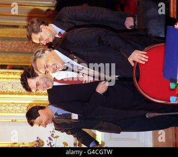 Le chancelier Gordon Brown (deuxième gauche) avec le ministre français des Finances Dominique Strauss-Kahn (troisième gauche) à Lancaster House aujourd'hui (vendredi) où les ministres des Finances de la Grande-Bretagne, de l'Amérique, de l'Allemagne, du Japon, de la France,L'Italie et le Canada se sont réunis pour la réunion du G8; un sommet de deux jours axé sur une série de questions internationales.Photo par Andrew Stuart/PA/WPA Rota. Banque D'Images