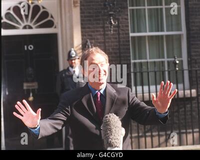 Le Premier ministre Tony Blair à l'extérieur du 10 Downing Street aujourd'hui (vendredi) avant de s'adresser aux médias après les élections locales et les résultats du référendum, hier soir. Photo par Rebecca Naden/PA. Voir le SONDAGE Blair de l'histoire de PA Banque D'Images