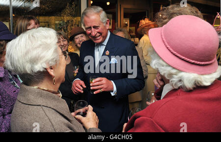 Le Prince de Galles rencontre des femmes de l'Association des veuves de guerre à la caserne Wellington de Londres, alors qu'il participe au service et à la réception commémoratifs du 40e anniversaire de l'Association des veuves de guerre de Grande-Bretagne. Banque D'Images