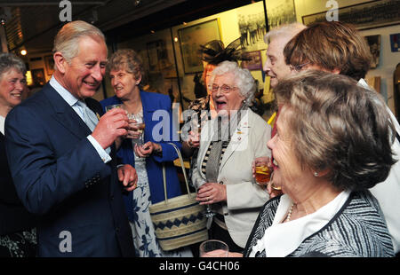 Le Prince de Galles rencontre des femmes de l'Association des veuves de guerre à la caserne Wellington de Londres, alors qu'il participe au service et à la réception commémoratifs du 40e anniversaire de l'Association des veuves de guerre de Grande-Bretagne. Banque D'Images