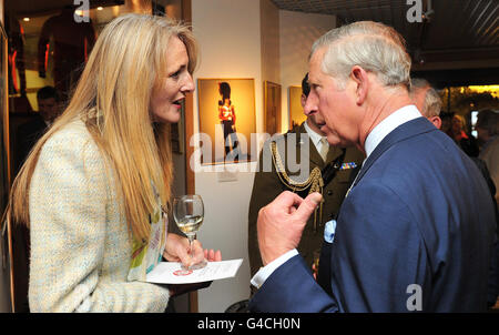 Le Prince de Galles s'entretient avec Leslie-Ann George-Taylor, présidente de la Royal Marines Wveuves Association, à la caserne Wellington de Londres, alors qu'il participe au service et à la réception commémoratifs du 40e anniversaire de l'Association des veuves de guerre de Grande-Bretagne. Banque D'Images