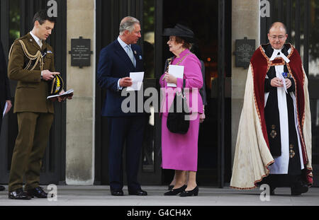 Le Prince de Galles s'entretient avec la Baronne Fookes, présidente de l'Association des veuves de guerre de la caserne Wellington à Londres, alors qu'il participe au service et à la réception commémoratifs du 40e anniversaire de l'Association des veuves de guerre de Grande-Bretagne. Banque D'Images