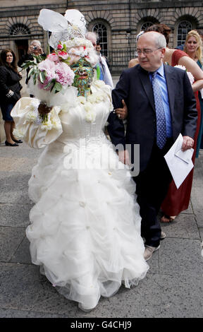 RETRANSMISISON AJOUTANT LE NOM DU MARI À LA LUMIÈRE DE NOUVELLES INFORMATIONS. Elaine Davidson, qui détient le record de la femme la plus percée du monde avec 6,925 piercings, devant le bureau d'enregistrement d'Édimbourg après son mariage à Douglas Watson (à droite). Banque D'Images