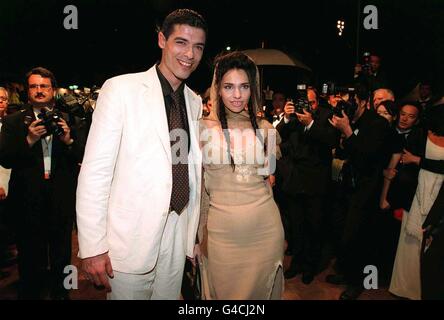 PA NEWS PHOTO acteur italien Alessandro GASSMAN ET L'actrice française BEATRICE DALLE ARRIVER AU PALAIS DES FESTIVALS AU COURS DE LA 51E ASSEMBLÉE ANNUELLE DU FESTIVAL DU FILM DE CANNES EN FRANCE Banque D'Images