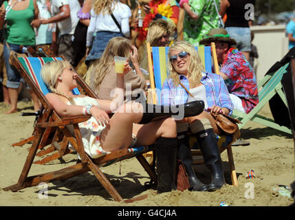 Les amateurs de festival apprécient le temps chaud pendant la deuxième journée du festival de l'île de Wight. Banque D'Images