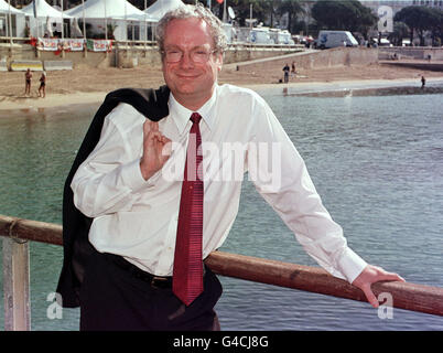 Secrétaire d'Etat à la Culture, aux médias et aux Sports, Chris Smith, sur la plage de Cannes, France, pendant le 51e Festival de Cannes. Banque D'Images