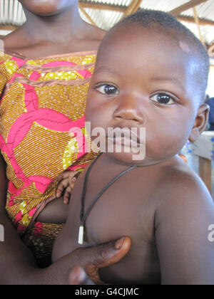 Mère de trois enfants Wuya Sannoh, 20 ans, avec son fils de neuf mois Abubakarr, au Centre de santé communautaire de Gondama, dans la jungle des palmiers, à 11 kilomètres de la deuxième ville de Sierra Leone, Bo. Banque D'Images