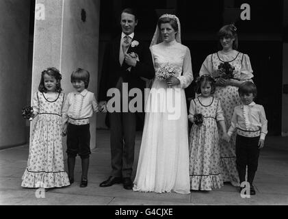 20/4/78 LADY JANE SPENCER DEVANT LA CHAPELLE DES GARDES, LONDRES, APRÈS SON MARIAGE AVEC ROBERT FELLOWES. À DROITE, SA SŒUR ET DEMOISELLE D'HONNEUR, LADY DIANA SPENCER (PLUS TARD LA PRINCESSE DE GALLES). Banque D'Images