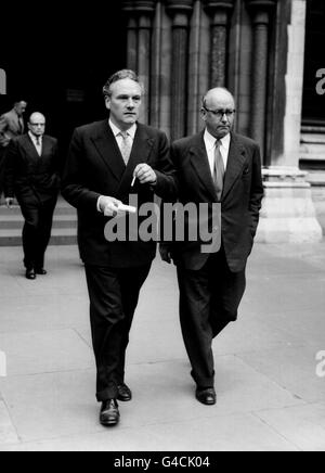 PA NEWS PHOTO 10/6/59 HUGH CUDLIPP (à gauche) DIRECTEUR DE LA RÉDACTION DU DAILY MIRROR ET M. WILLIAM CONNOR LE CHRONIQUEUR DU JOURNAL DE QUITTER LE PALAIS DE JUSTICE DE Strand, London. Banque D'Images